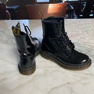 dr martens black shiny boots